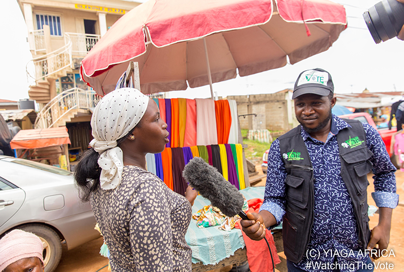 Representante de YIAGA Africa entrevista a una mujer en el mercado.